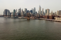 Vue sur Manhattan depuis le pont éponyme. C'est difficile de faire de belles photos à cause du grillage à mailles resserrées, alors que la vue y est bien meilleure que depuis le Brooklyn Bridge...