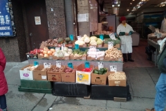 Une supérette à Chinatown. Beaucoup d'échoppes vendent leurs produits à même la rue ici.