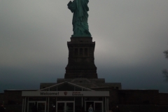 La statue a un devant et un derrière aussi.