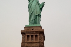 Devant la statue....