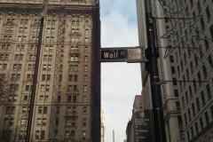 Je suis sur Wall Street. C'est sombre...